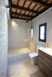 A bathroom at Casita en el Cabañal con Patio