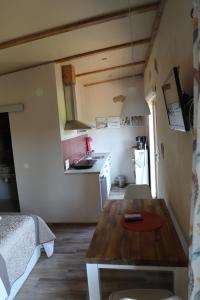 una pequeña cocina con una mesa de madera en una habitación en SVENNIISLAND® en Benicolet