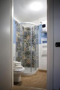 ein Bad mit einer Dusche und einem WC in der Unterkunft Casa Milì by Wonderful Italy in Neapel