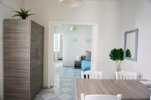 uma sala de estar com um armário de madeira e uma mesa e cadeiras em Crete Garden Apartments em Agios Nikolaos