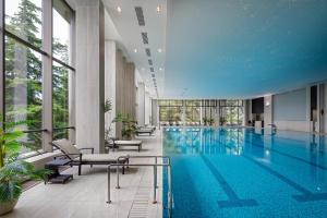 una gran piscina en un edificio con ventanas en Foros Health Resort, en Foros