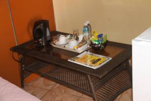 een tafel met een dienblad met artikelen erop bij Ntshe River Lodge in Francistown