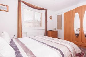 Postel nebo postele na pokoji v ubytování Guesthouse Relax and Fly Sarajevo + 24 fotografií