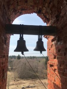 un arco con tres campanas en una pared de ladrillo en Baza otdikha Ekaterininskaya Sloboda, en Sloboda