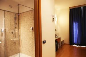 a bathroom with a shower with a glass door at Hotel Franklin Feel The Sound in Rome