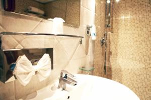 a bathroom with a sink and a shower at Hotel Franklin Feel The Sound in Rome