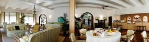 comedor con mesa y sillas en Relais Golf Padova, en Galzignano Terme