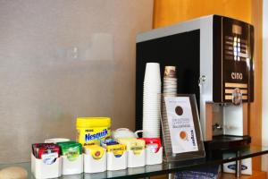a counter top with a coffee maker and a coffee maker at Hotel Franklin Feel The Sound in Rome