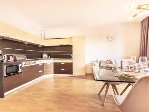 A kitchen or kitchenette at VacationClub - Zdrojowa 24 Apartament 25