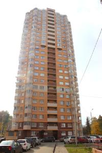 トゥーラにあるInndays Apartments on Micheevaの駐車場に車を停めた高層ビル