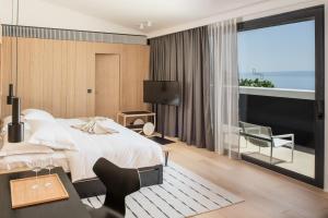 ein Schlafzimmer mit Bett und Blick auf das Meer in der Unterkunft briig boutique hotel in Split