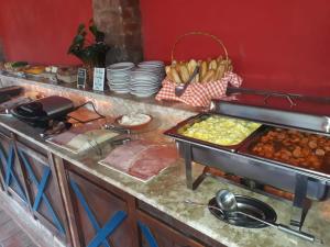 una cocina con un montón de comida en un mostrador en Pousada 14 Bis, en Petrópolis