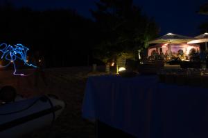 una mesa en la playa por la noche en Ferienresort Texas MV, en Kirch Jesar