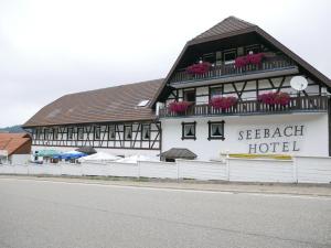 ein großes weißes Gebäude mit einem Hotel an der Straßenseite in der Unterkunft Seebach-Hotel in Seebach + 59 Fotos