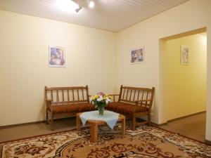 ein Zimmer mit zwei Stühlen und einem Tisch mit einer Blumenvase in der Unterkunft Seebach-Hotel in Seebach