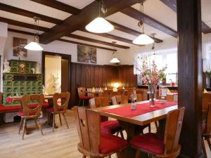 ein Esszimmer mit Tisch und Stühlen in der Unterkunft Seebach-Hotel in Seebach