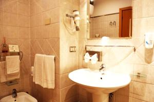 a bathroom with a sink and a toilet at Hotel Franklin Feel The Sound in Rome