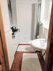 uma casa de banho com um lavatório, um WC e uma banheira em Piratennest em Sankt Peter-Ording