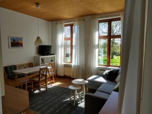 uma sala de estar com um sofá e uma mesa em Piratennest em Sankt Peter-Ording