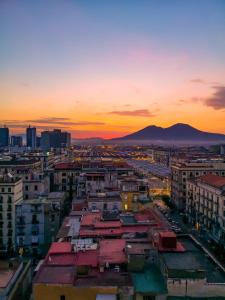 una ciudad con una puesta de sol en el fondo en B&B Belvedere en Nápoles