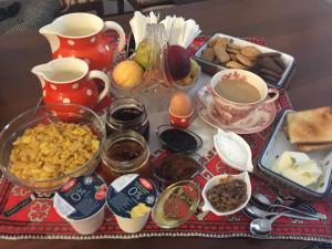 un tavolo con cibo e tazze di tè sopra di La casa sul golfo ad Ancona