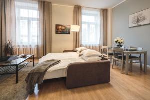 מיטה או מיטות בחדר ב-Bearsleys Downtown Apartments