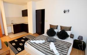 バンスコにあるSnow Pearl Residence & FREE SPAの枕が置かれたベッドのある寝室