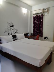 Postel nebo postele na pokoji v ubytování Raccoon Rooms