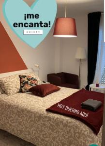 sypialnia z łóżkiem z sercem na ścianie w obiekcie Alojamiento Weier w mieście Valladolid