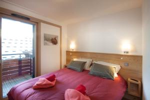 モルジヌにあるJOUX PLANE A 202のベッドルーム1室(ピンクのシーツと枕が備わる大型ベッド1台付)