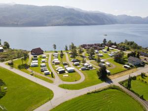 Vedere de sus a Sauda Fjord Camping