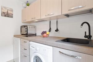 kuchnia ze zlewem i pralką w obiekcie Bolognina Fair Functional Apartment w Bolonii +11 zdjęć