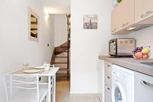 biała kuchnia ze schodami w tle w obiekcie Bolognina Fair Functional Apartment w Bolonii