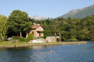 una casa sulla riva di uno specchio d'acqua di La casa di Perpy Ivrea centro storico a Ivrea