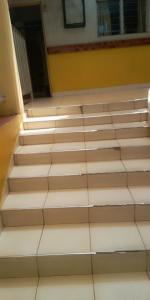 Hotel Jaffers Nairobi في نيروبي: مجموعة من السلالم أمام المبنى