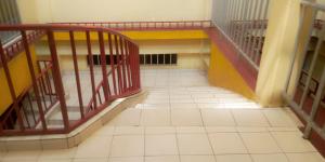un couloir vide avec un escalier dans un bâtiment dans l'établissement Hotel Jaffers Nairobi, à Nairobi