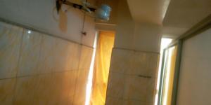 Baño con ventana y cortina en Hotel Jaffers Nairobi en Nairobi