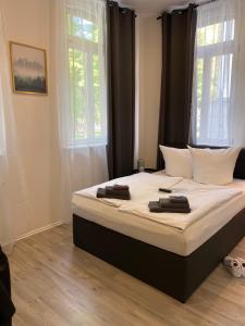 ein Schlafzimmer mit einem großen Bett mit weißer Bettwäsche in der Unterkunft Appartment Stadtgarten in Tuttlingen