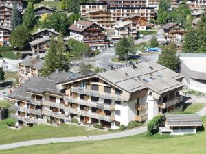 拉克吕萨Parnasse 2-203 - Bel appartement sur les pistes de ski et dans le village, au calme的城市中一座公寓楼的鸟瞰图 更多9张照片