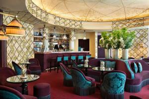 Ο χώρος του lounge ή του μπαρ στο Hôtel Barrière Fouquet's Paris