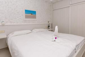 Säng eller sängar i ett rum på R2 Maryvent Beach Apartments