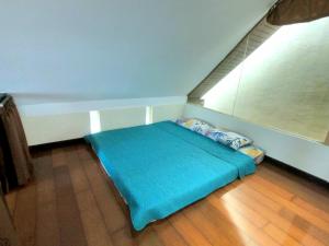 Voodi või voodid majutusasutuse Bedugul Lake View Residence Unit B-6 toas