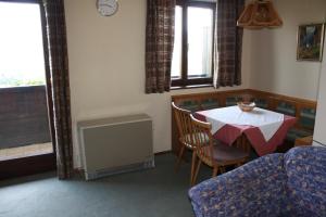 Gallery image of Haus Rosenauer Zimmer & Ferienwohnungen in Nussdorf am Attersee +17 photos