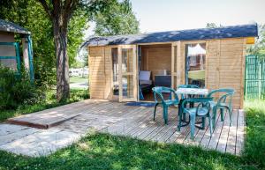 Foto de la galería de Camping de Tournus - Drole de cabane en Tournus