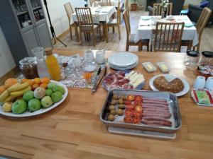 Una mesa de madera con platos de comida encima. en Physionatural B&B, en Mas de las Matas