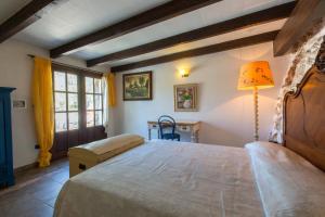 カストリニャーノ・デル・カーポにあるvilla lusso tizianaのベッドルーム(ベッド1台、ランプ、テーブル付)