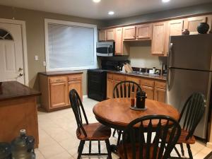 皮奥里亚Mon Chateau的厨房里有一张桌子和一个冰箱