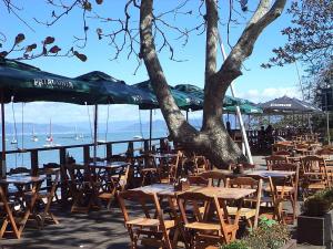 Un restaurant sau alt loc unde se poate mânca la House Flat Cacupé em Florianópolis