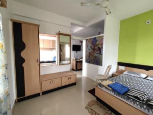 TV a/nebo společenská místnost v ubytování NIRMAN beach homestay