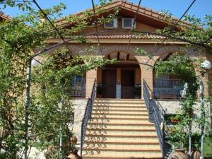 una casa de ladrillo con escaleras que conducen a la puerta principal en Casa rural Las Erillas, en Lanzahita